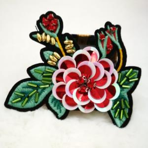 珠绣胸花