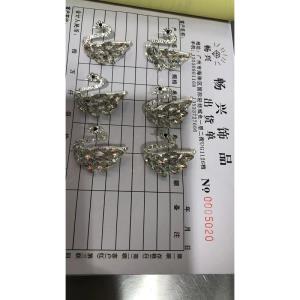钻饰胸针