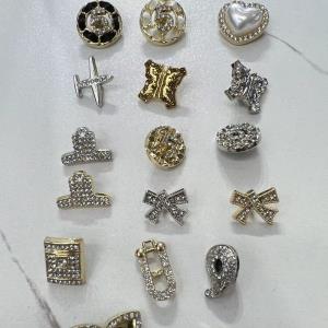 各式规格异形金属镶钻手缝纽扣